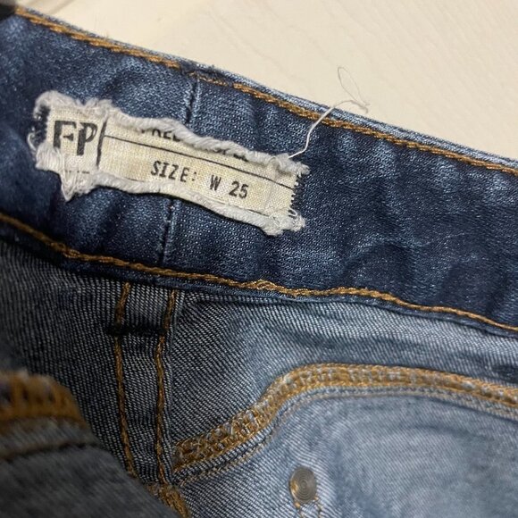 Free People Women's Dark Wash Factory Faded Stretch Skinny Leg Jeans Size 25 - Picture 2 of 6